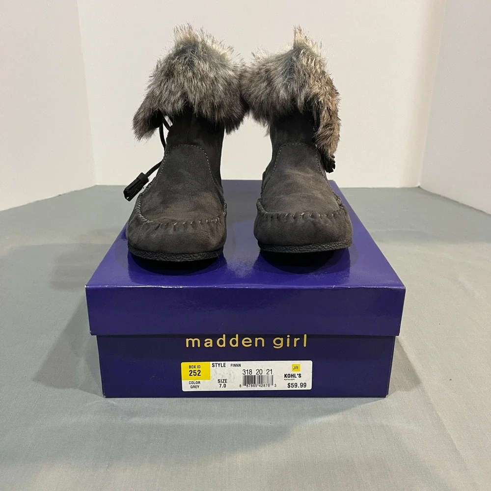 Madden Girl Finnn Boots Womens 7 Grey Faux Fur Trim Moccasin Tassel Ankle Boots‎
